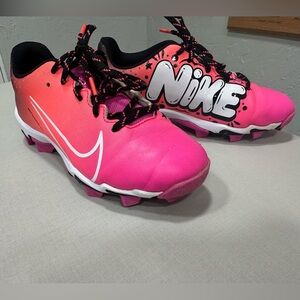 Nike Girls Softball / Baseball Cleats – Pink “Nike” Graphic – Youth Size 2.5Y